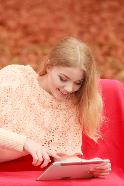 Woman in fall park with tablet browsing internet. — Stock Photo, Image