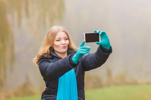 Happy woman in autumn park taking selfie photo. — Stock Photo, Image