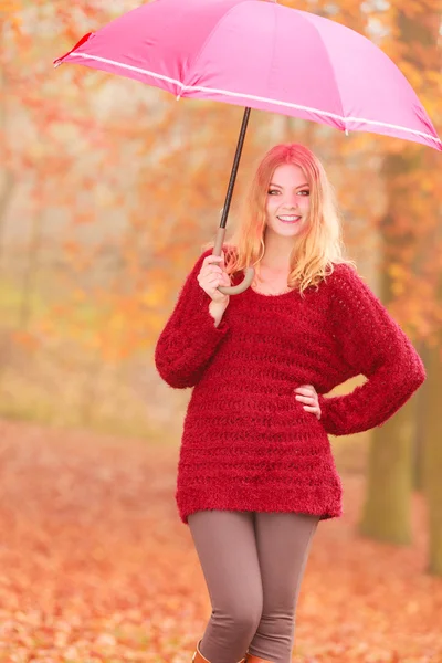 Fashion woman with umbrella relaxing in fall park. — Stock Photo, Image