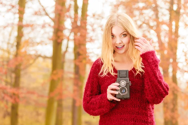 Kvinna med gammal vintage kamera. — Stockfoto