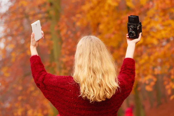 Kobieta z aparatu i smartphone zrób zdjęcie selfie — Zdjęcie stockowe