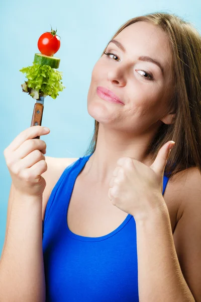 Dieta concetto di perdita di peso. Ragazza con verdure — Foto Stock