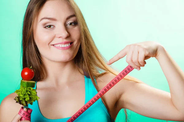 Ragazza sportiva con cibo vegetariano . — Foto Stock