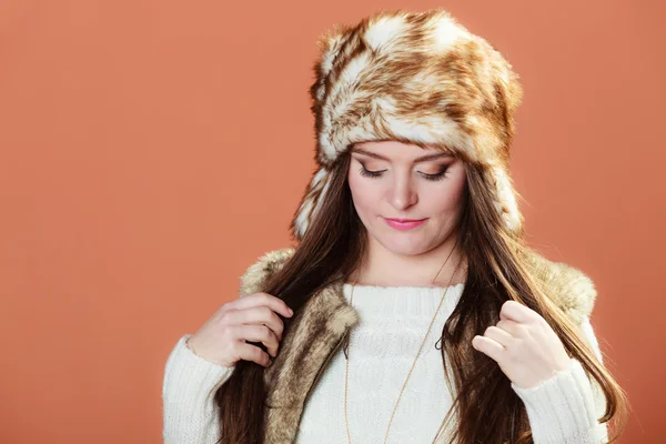 Femme en fourrure casquette d'hiver posant — Photo