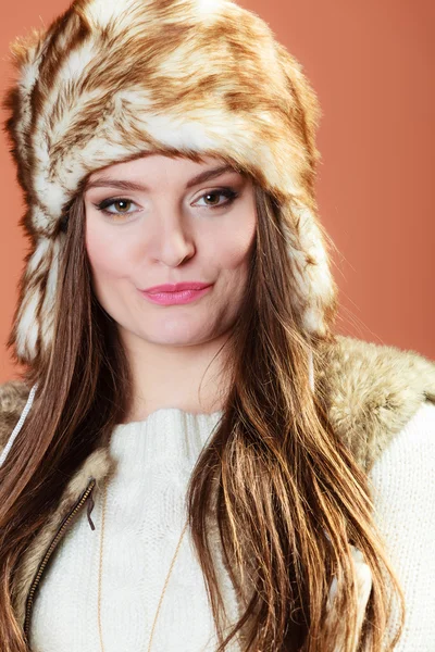 Vrouw in bont winter GLB hoed — Stockfoto