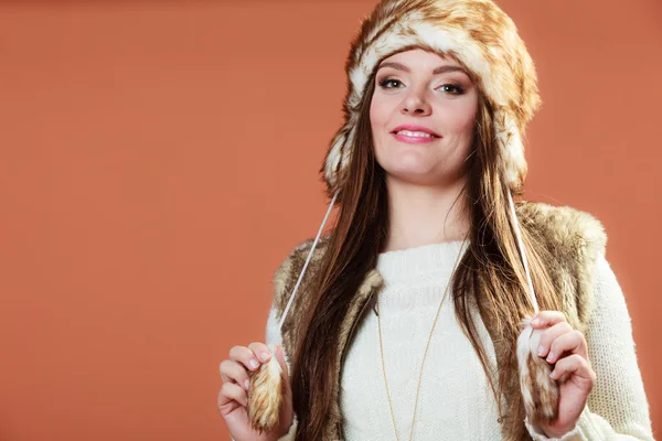 Mujer en sombrero gorra de invierno de piel —  Fotos de Stock