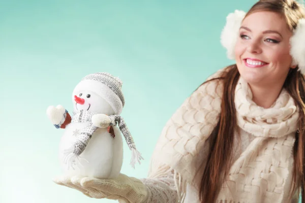 Žena s malým sněhulák. — Stock fotografie