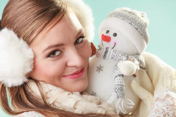 Donna che tiene piccolo pupazzo di neve — Foto Stock