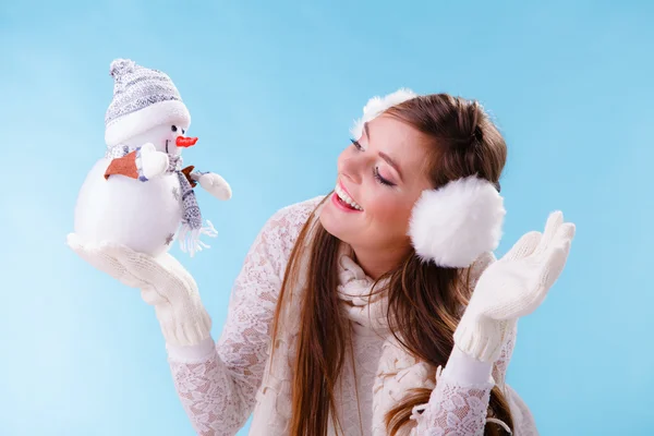 Cute woman with little snowman. Winter fashion. — Stock Photo, Image