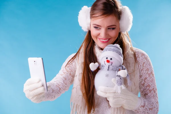 Linda mujer sosteniendo poco muñeco de nieve — Foto de Stock