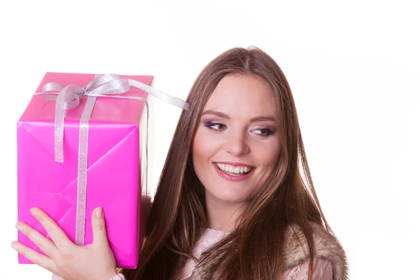 Pembe kutu hediye ile güzel bir kadın. Noel tatili — Stok fotoğraf