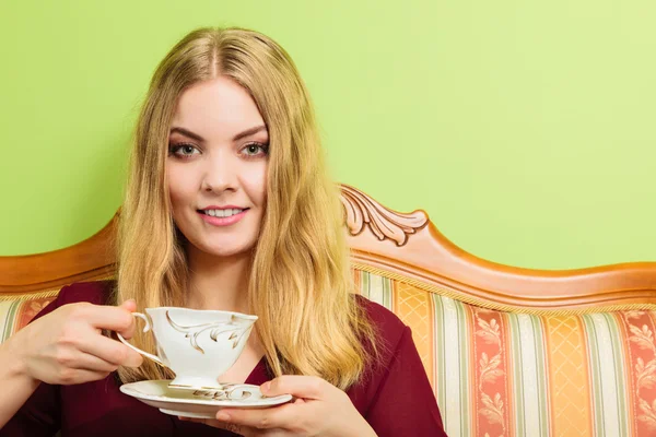 Woman drinking  coffee — Stock Photo, Image