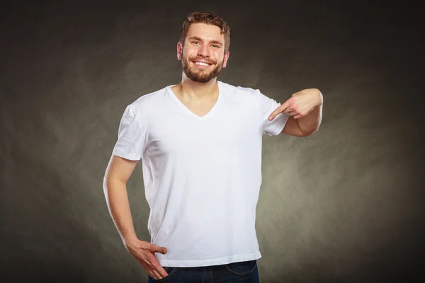 Homem de camisa em branco com espaço de cópia apontando. — Fotografia de Stock