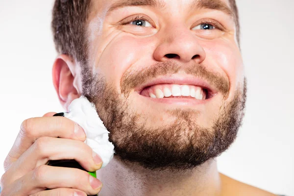 Чоловік готується до гоління — стокове фото