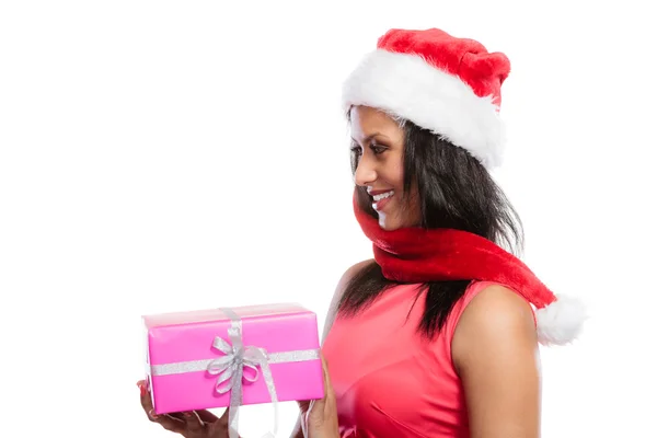 Chica mixta raza santa claus sombrero con caja de regalo — Foto de Stock