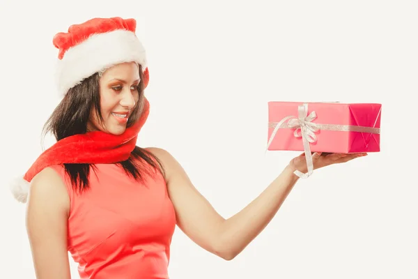 Flicka blandad ras jultomten hatt med presentask — Stockfoto