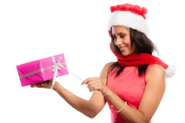 Mädchen gemischte Rasse Weihnachtsmann Hut mit Geschenkbox — Stockfoto