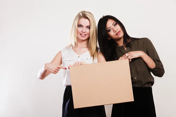Duas mulheres com placa em branco — Fotografia de Stock
