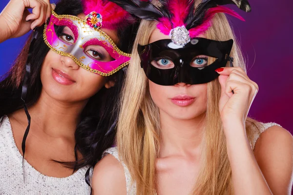 Deux femmes avec des masques vénitiens de carnaval — Photo