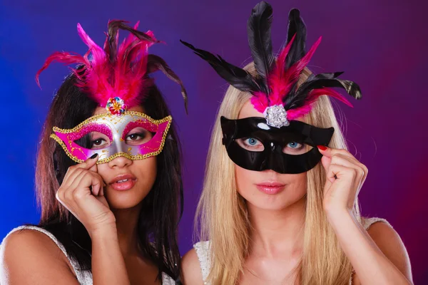 Deux femmes avec des masques vénitiens de carnaval — Photo