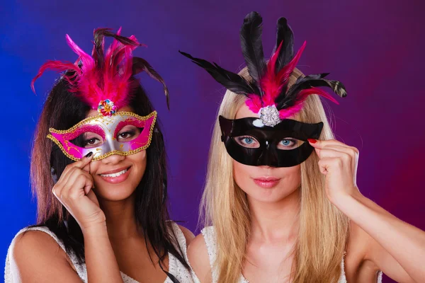 Deux femmes avec des masques vénitiens de carnaval — Photo