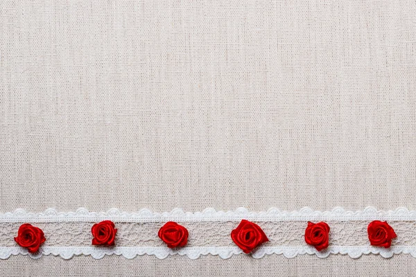 Cadre de roses en soie rouge sur tissu — Photo