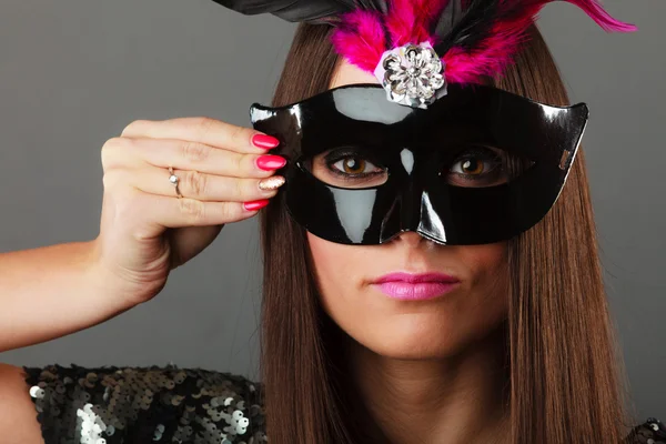Vrouw gezicht met carnaval masker — Stockfoto