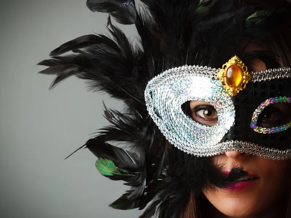 Visage de femme avec masque de carnaval — Photo