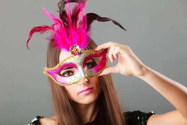 Visage de femme avec masque de carnaval — Photo