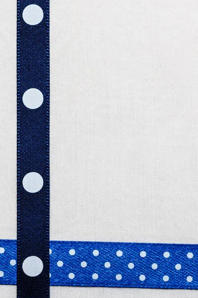 Cadre en ruban bleu pointillé sur tissu blanc — Photo