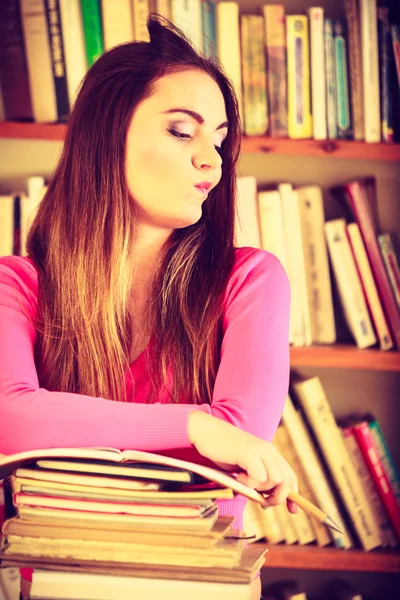 Trött tjej student i college library — Stockfoto