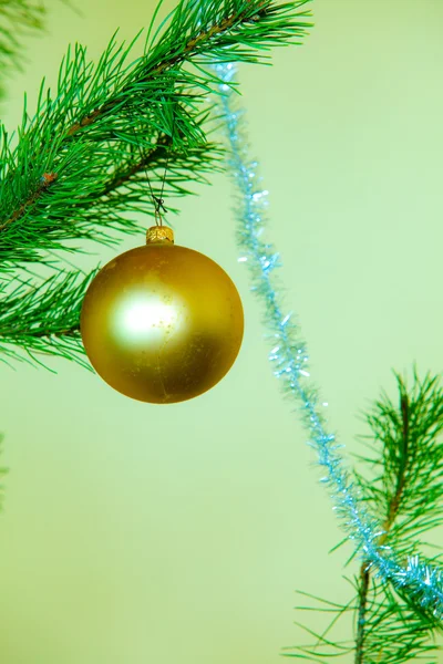 Closeup bauble kerstboom ornament decoratie. — Stockfoto