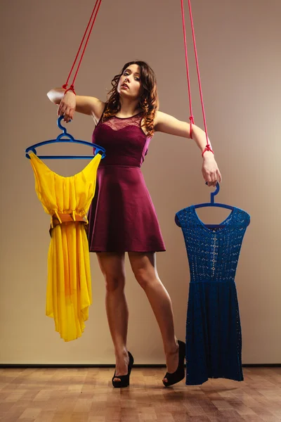 Dipendenti dalla donna dello shopping marionetta ragazza con i vestiti — Foto Stock
