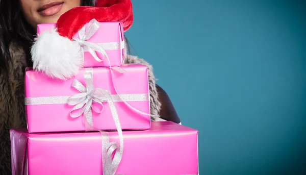 Menina mista santa claus chapéu com caixas de presente — Fotografia de Stock