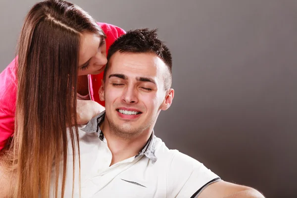 Frau küsst Mann. glückliches Paar. Liebe. — Stockfoto