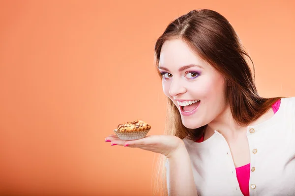 Lächelnde Frau mit Kuchen — Stockfoto