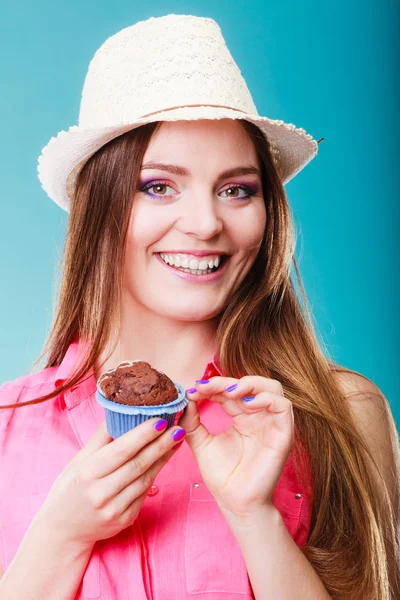 Summer woman  holding  cupcake — Zdjęcie stockowe