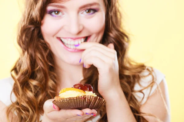 Donna con torta di frutta — Foto Stock