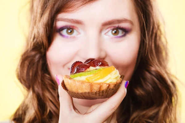 Woman  with  fruit cake — Stok fotoğraf