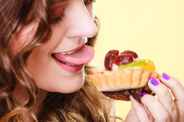 Primer plano mujer divertida comiendo pastel de frutas — Foto de Stock