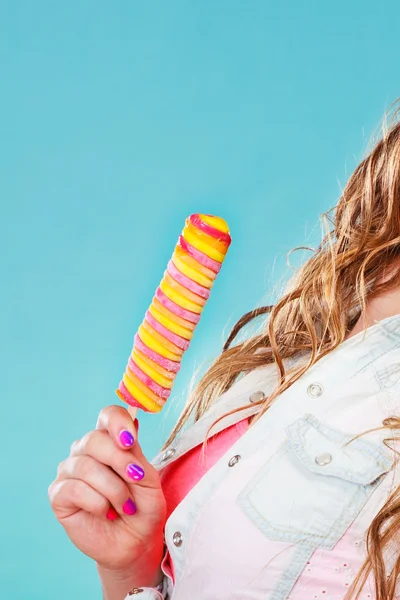 Mujer comiendo helado —  Fotos de Stock