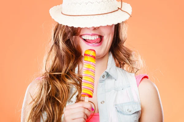Mujer en verano sombrero comer helado pop —  Fotos de Stock