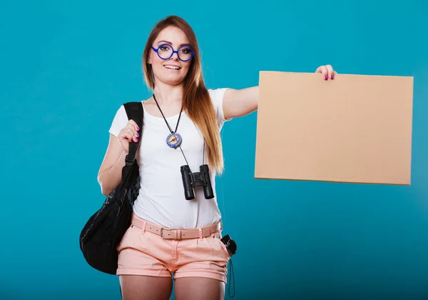 Frau trampt mit leerem Schild für Ihren Text. — Stockfoto