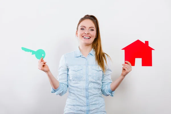 Kvinne og papirhus. Eiendomsbegrepet – stockfoto