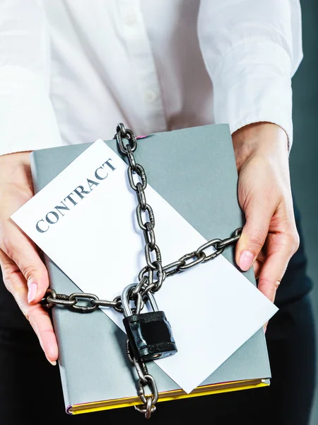 Vrouw met in handen papieren document — Stockfoto