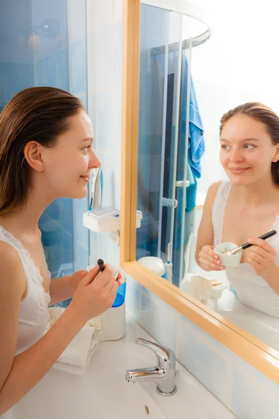 Mujer joven sosteniendo cepillo — Foto de Stock