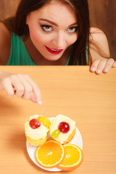 Woman eating delicious sweet cakes — Stock Photo, Image