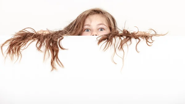 Kleine meisje jongen met lang haar bezit leeg banner. — Stockfoto