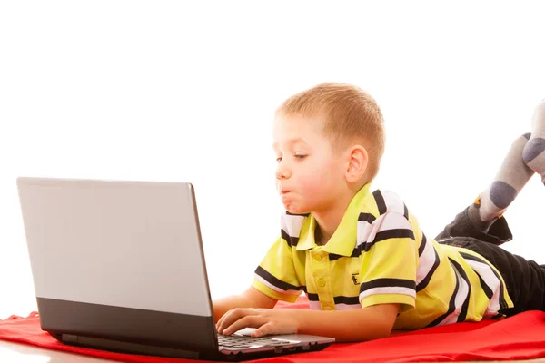 Educación, tecnología de Internet - niño pequeño con el ordenador portátil — Foto de Stock