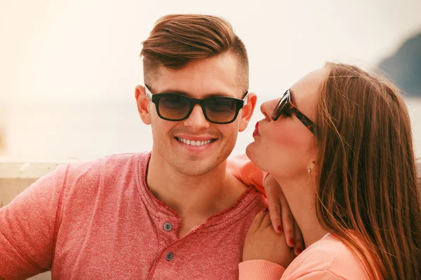 Casal sorridente no mar — Fotografia de Stock